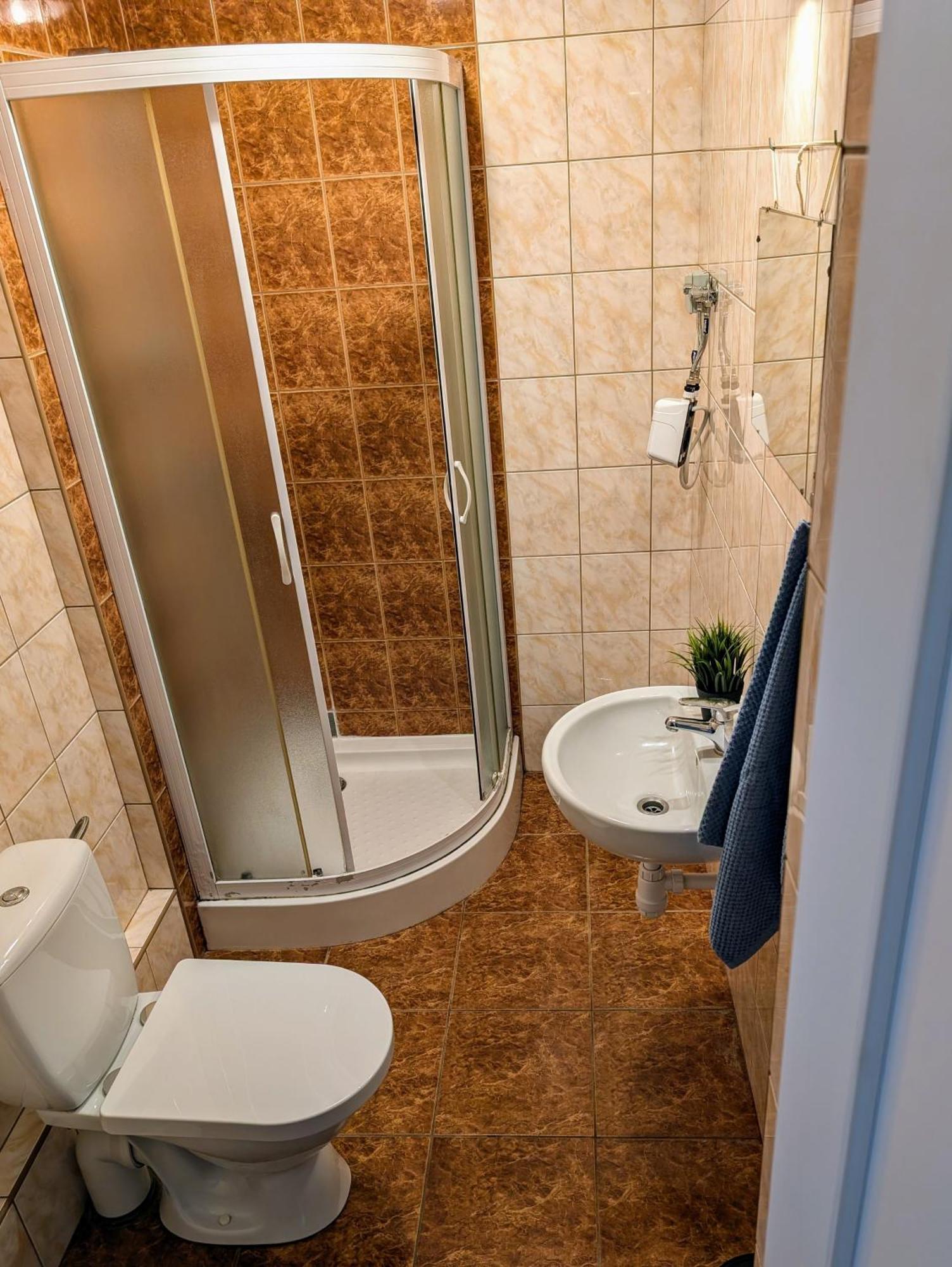 Baraczek Lotnisko Leszno Hostel Ngoại thất bức ảnh